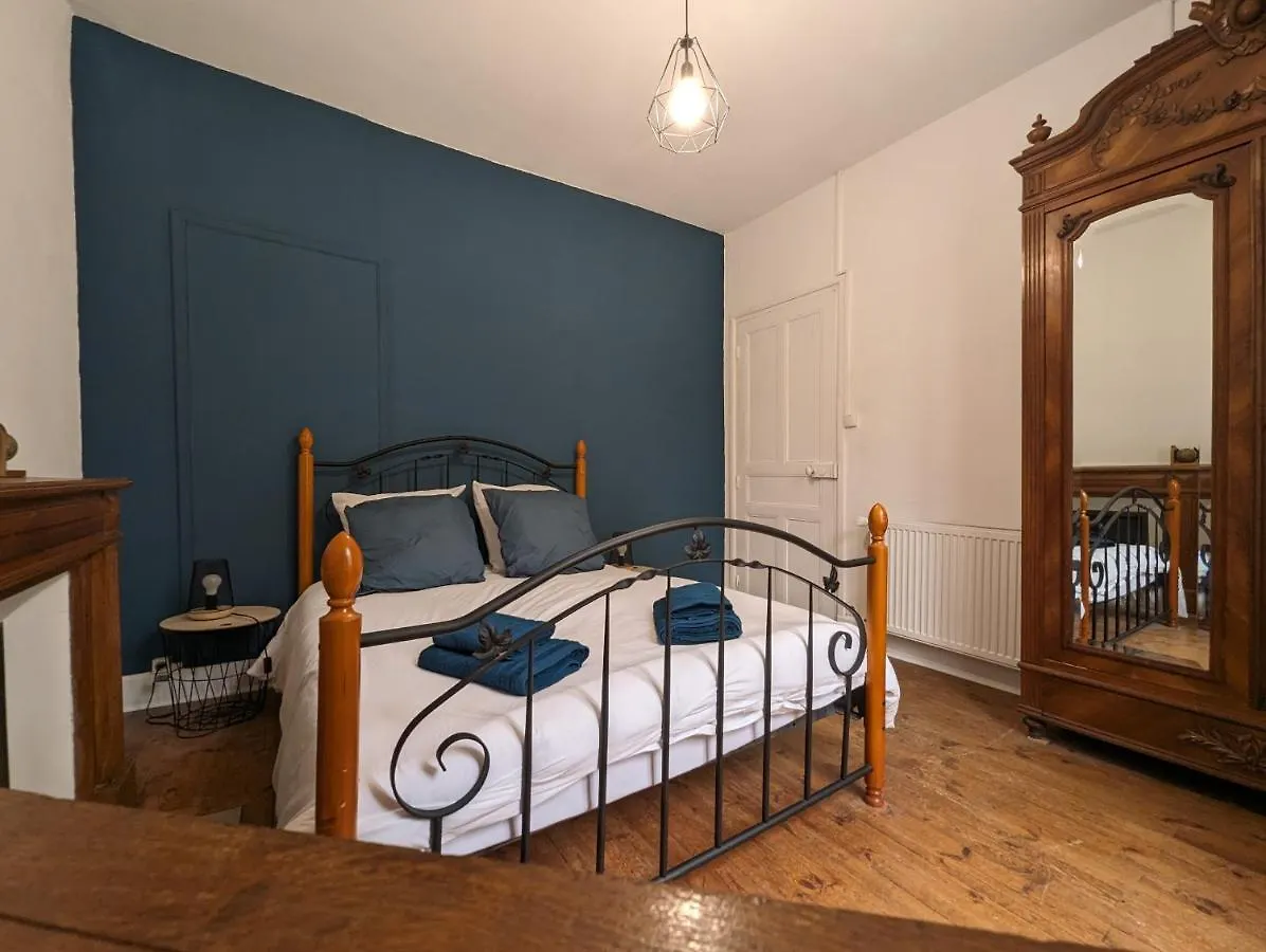 Maison Des Annees 30 - Vic-Sur-Cere - 14 Personnes 0*,  France
